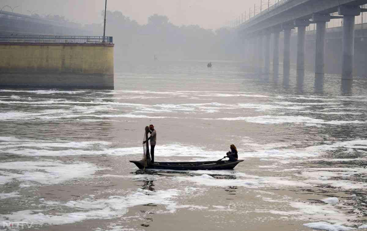 लोगों की आंखों में जलन, बच्चों में खांसी जैसी समस्याएं देखने को मिल रही है