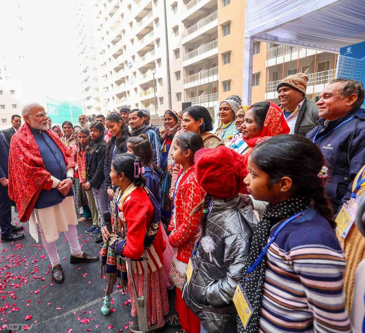 प्रधानमंत्री ने पूरे स्वाभिमान अपार्टमेंट का मुआयना किया और लाभार्थियों और उनके परिवार के सदस्यों से बातचीत भी की.