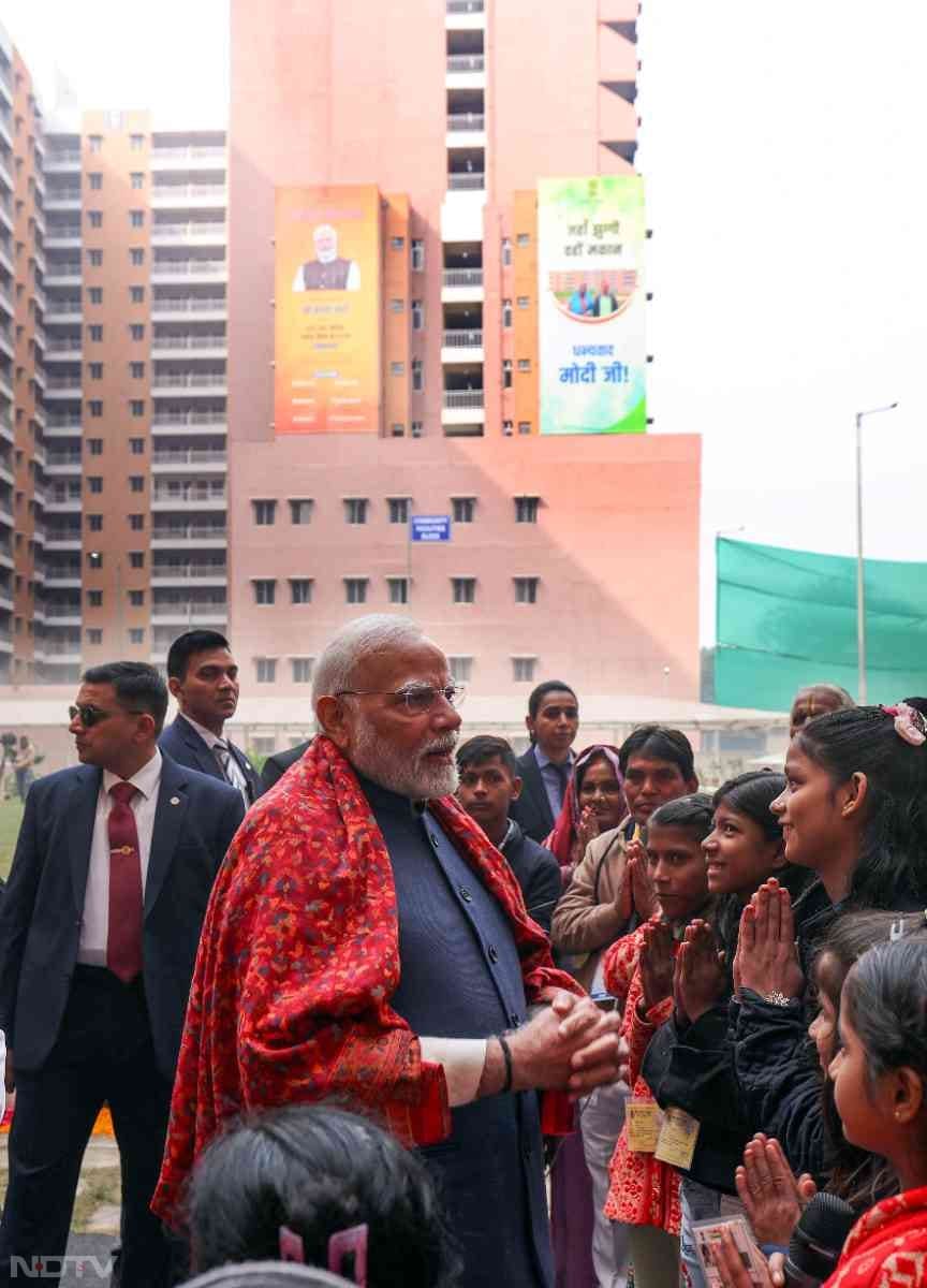 प्रधानमंत्री ने लाभार्थियों और उनके परिवार के सदस्यों से बातचीत भी की.