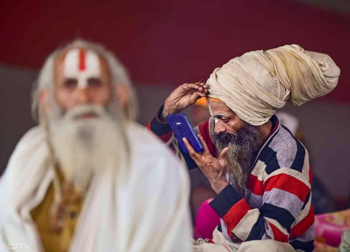 माघ मेले में एक साधु तिलक लगाता हुआ... माघ मेले की दिव्य तस्वीरें आपका मन मोह लेंगी.