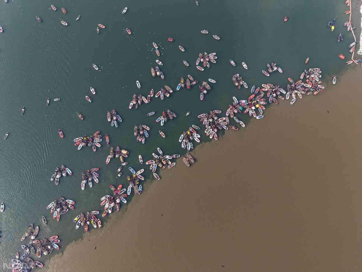 माघ मेले में संगम तट का ड्रोन शॉट, इसमें बहुत सारी नौकाएं दिख रही हैं... बहुत ही सुंदर नजारा है.