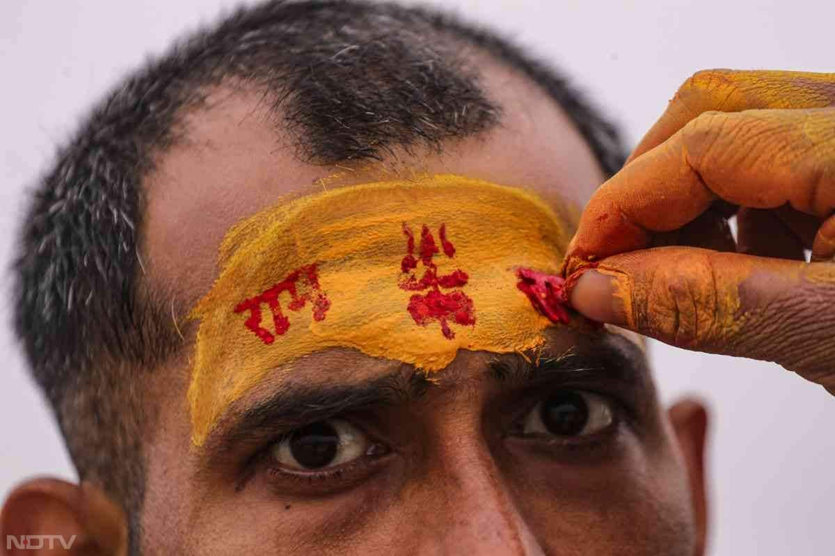 माघ मेले में एक श्रद्धालु माथे पर राम-राम लिखवाते हुए दिख रहा है. श्रद्धालु लगातार संगम तट पर आस्था की डुबकी लगाने पहुंच रहे हैं.