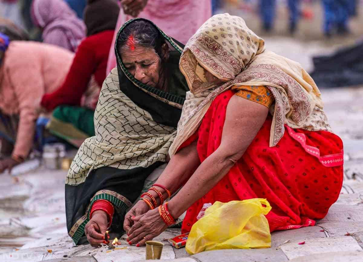 दो महिलाएं मां गंगा के लिए दीया जलाती हुईं. बता दें कि स्नान के बाद यहां दीपदान का बहुत महत्व है.