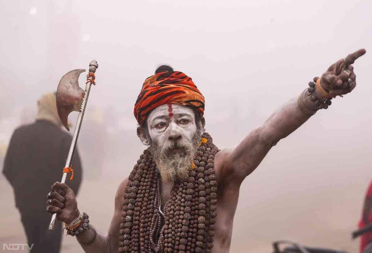 माघ मेले में एक संत.... कुछ बताते हुए...