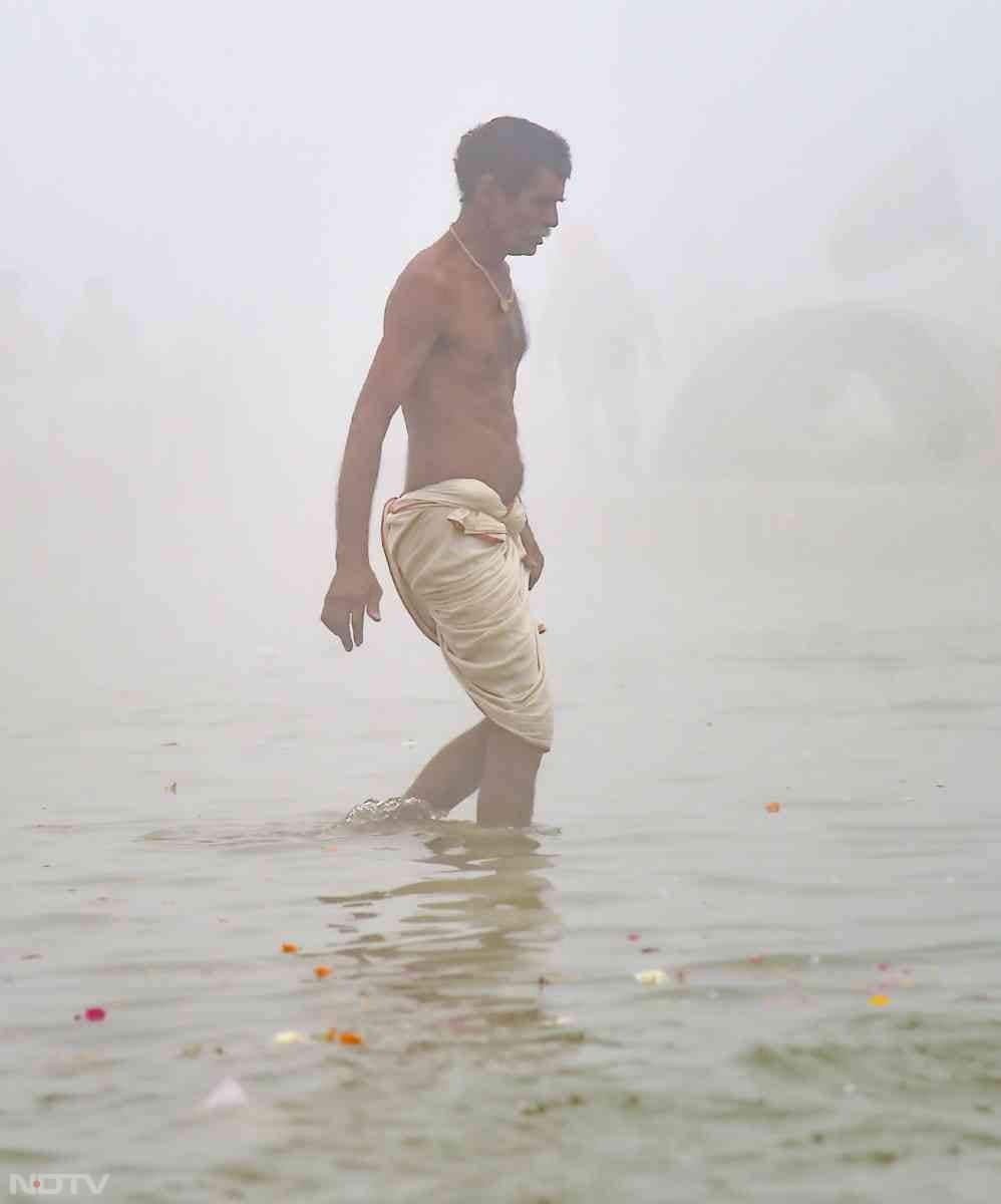 माघ मेले में संगम तट पर एक श्रद्धालु स्नान करते हुए.