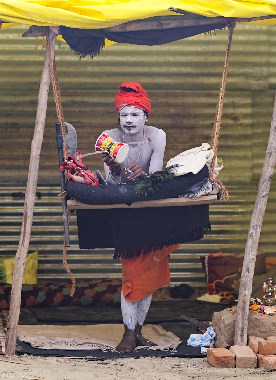 माघ मेले में तपस्या करते हुए साधु...