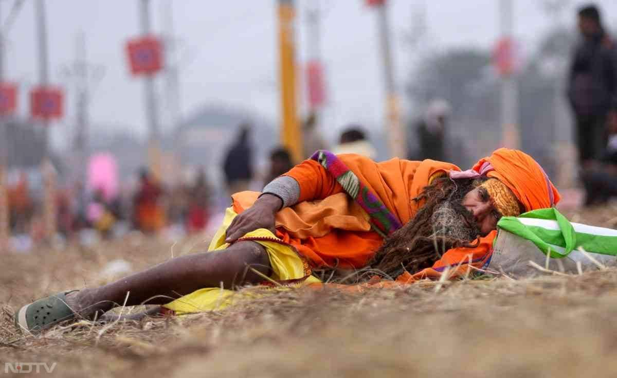 माघ मेले में एक साधु आराम करते हुए....