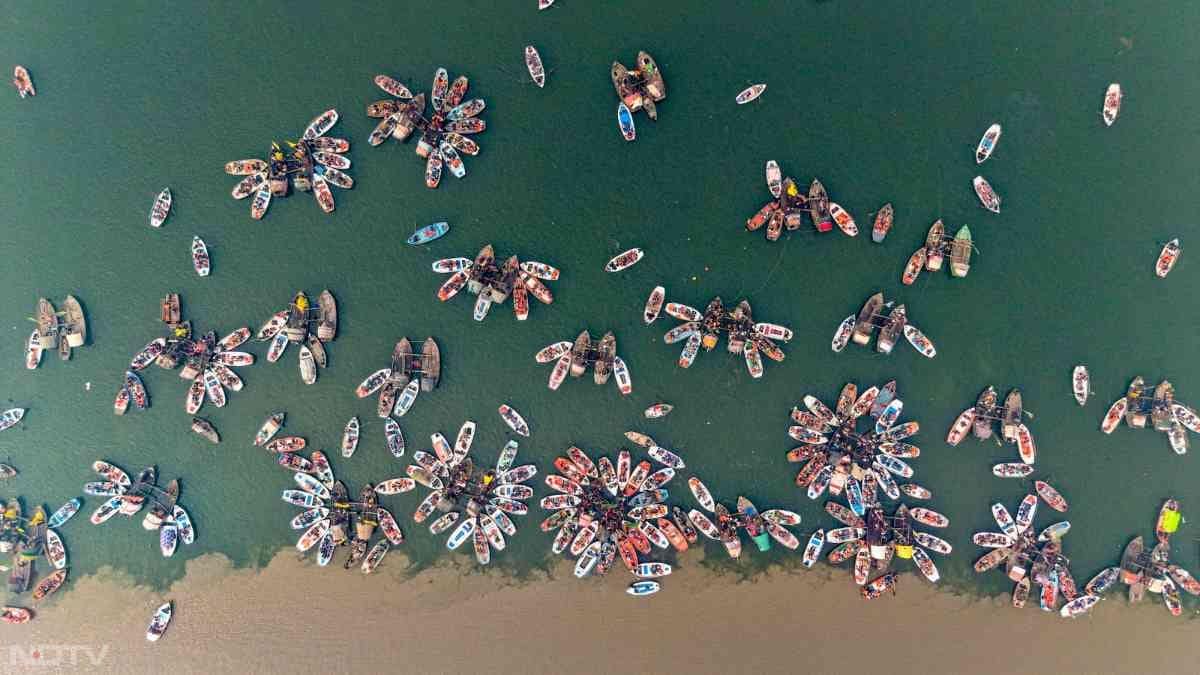 संगम तट पर नौकाएं ऐसे लग रही हैं जैसे फूलों की क्यारी हो. बहुत ही सुंदर ड्रोन शॉट