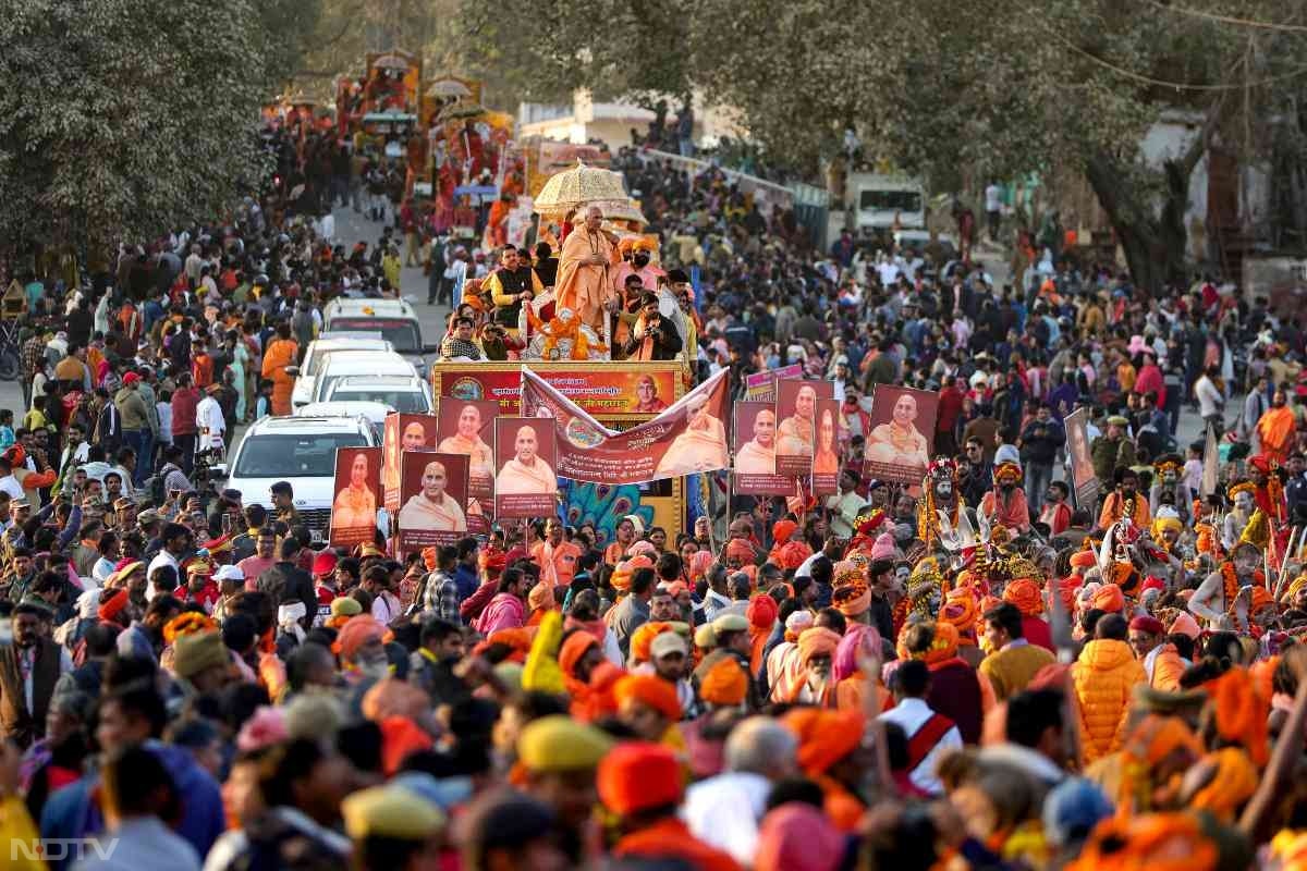 पेशवाई में शामिल ट्रैक्टर-ट्रालियों को आकर्षक तरीके से सजाया गया था उन पर स्थापित चांदी के सिंहासन पर शीर्ष साधु-संत सवार थे. इनमें जूना अखाड़े के आचार्य महामंडलेश्वर स्वामी अवधेशानंद गिरि, महामंडलेश्वर स्वामी कपिल पुरी महाराज, स्वामी नरेंद्रानंद गिरि महाराज, जापान की माता कैला गिरि (केको आइकावा), स्वामी महेंद्रानंद गिरि, यूक्रेन की माता एनकिंडा लायला और अन्य महामंडलेश्वर शामिल थे. फोटो: पीटीआई