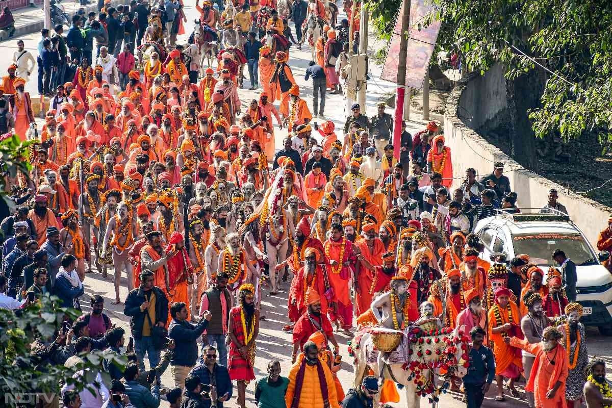 पेशवाई में बैंड-बाजों की धुन के बीच जूना अखाड़े के नागा साधु हाथ में त्रिशूल और डमरू धाऱण किये हुए थे और हर-हर महादेव का उद्घोष कर रहे थे. इस दौरान कई साधु शंख भी बजा रहे थे. फोटो: पीटीआई