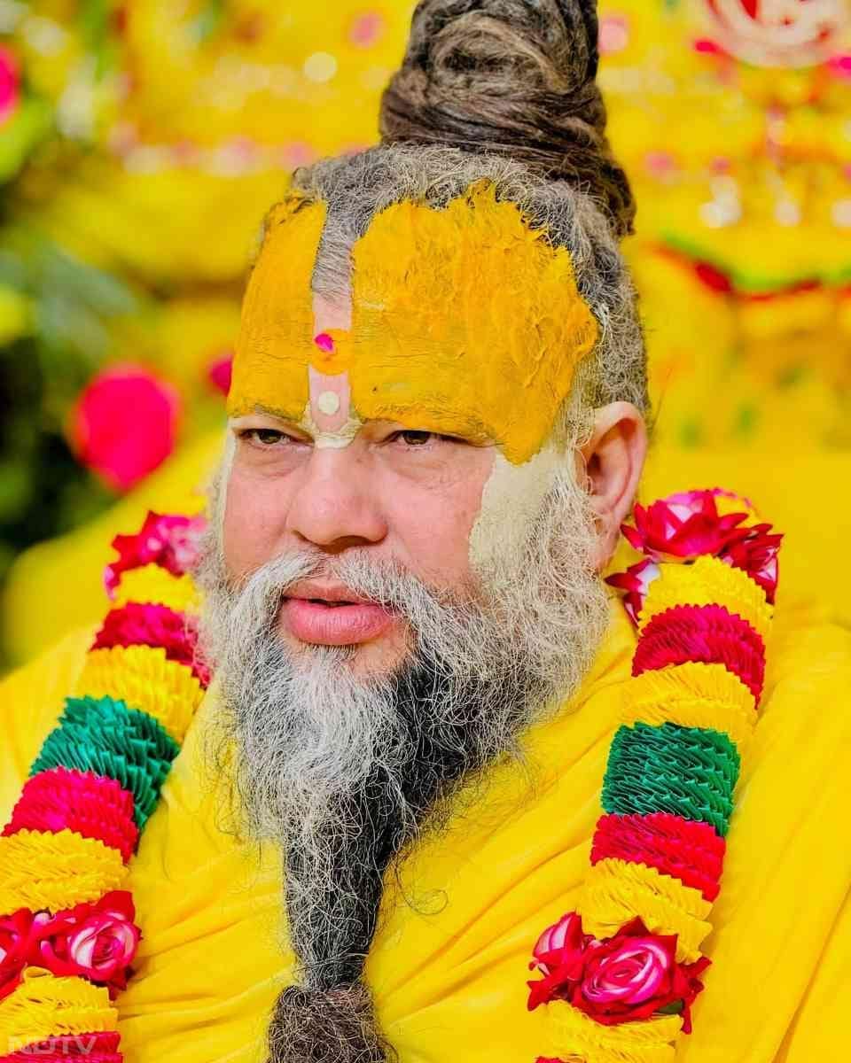 सच्चा प्यार क्या है?- "कोई प्यार नहीं करता...मर गए तो एक दिन रोना होगा, महीने दो महीने चर्चा होगी... फिर खत्म ये सब. अगर हम ये समझ गए की यहां हमारा कोई नहीं....यहां से कुछ नहीं लेकर जाना है....जो ले जाना है भगवान का नाम है.