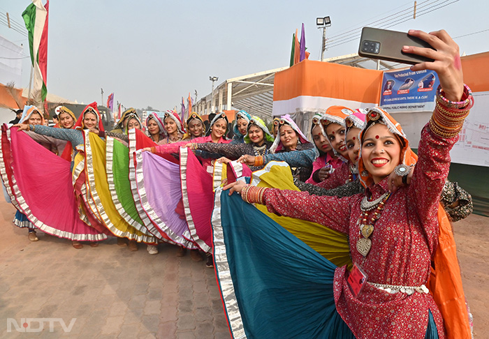 गणतंत्र दिवस परेड प्रेस प्रिव्यू के दौरान हरियाणा के कलाकार सेल्फी लेते हुए दिखाई दिए. फोटो: एएनआई