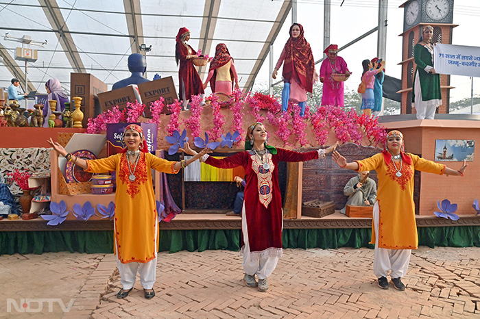 परेड ग्राउंड पर जम्मू और कश्मीर की झांकी भी प्रदर्शित की जाएगी, जिसमें कलाकार नाचते हुए दिखेंगे. फोटो: एएनआई