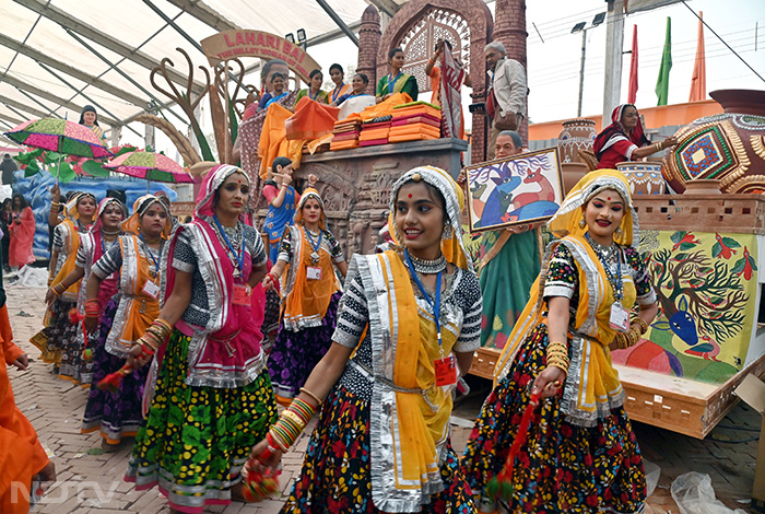 गणतंत्र दिवस परेड के प्रेस प्रिव्यू में कलाकार अपने खूबसूरत वेशभूषा में परफॉर्मेंस देते हुए. फोटो: एएनआई