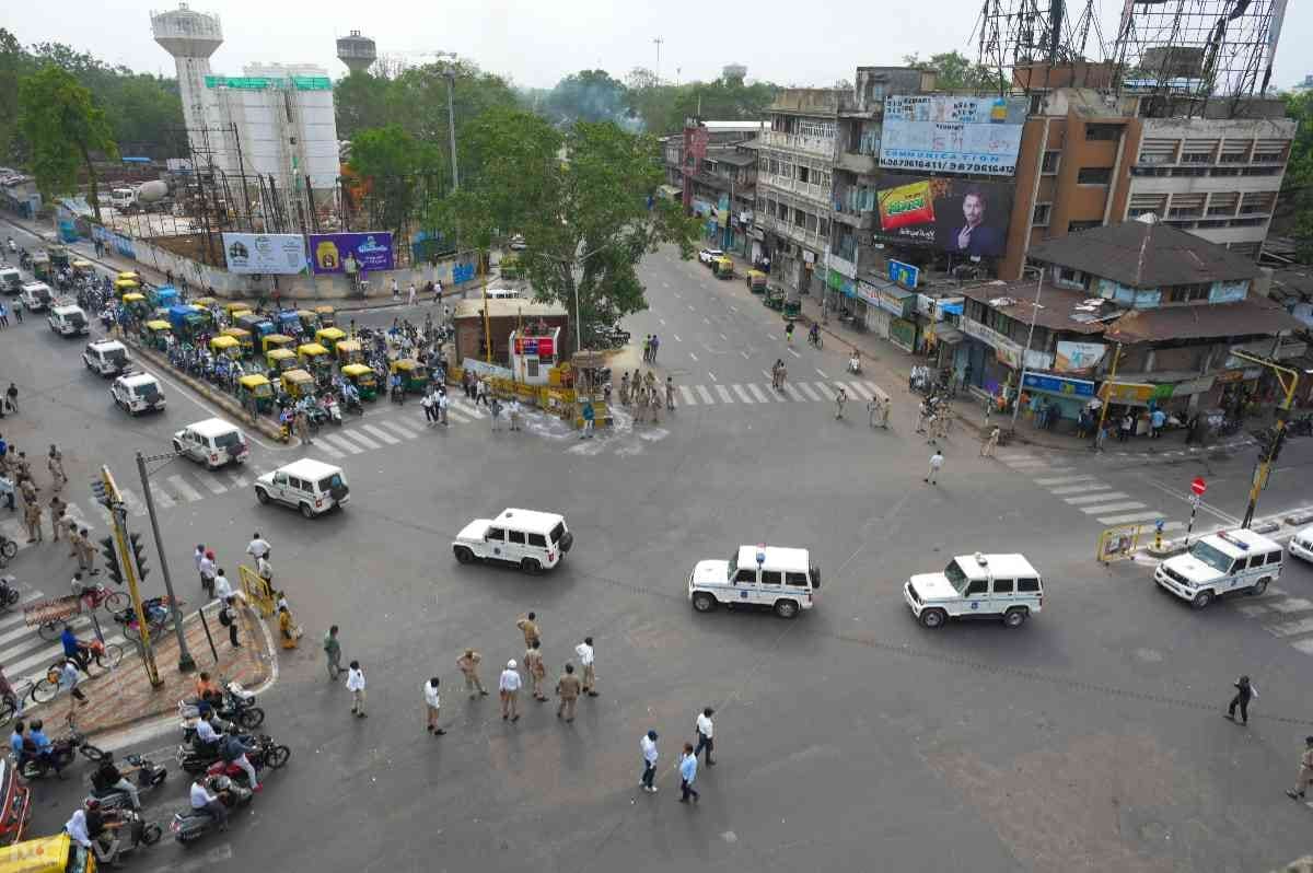 अहमदाबाद में आगामी वार्षिक 'रथ यात्रा' के लिए जाने वाले मार्ग पर पुलिस वाहन गश्त करते हुए. फोटो: पीटीआई