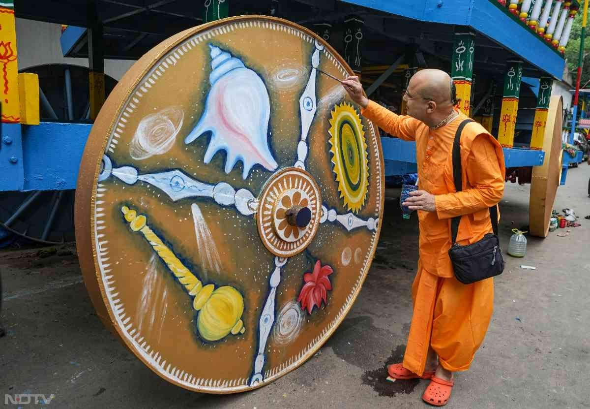 कोलकाता के इस्कॉन मंदिर में रथ यात्रा उत्सव से पहले भगवान जगन्नाथ के रथ के पहियों को पेंट से सजाते हुए देखा गया. फोटो: पीटीआई