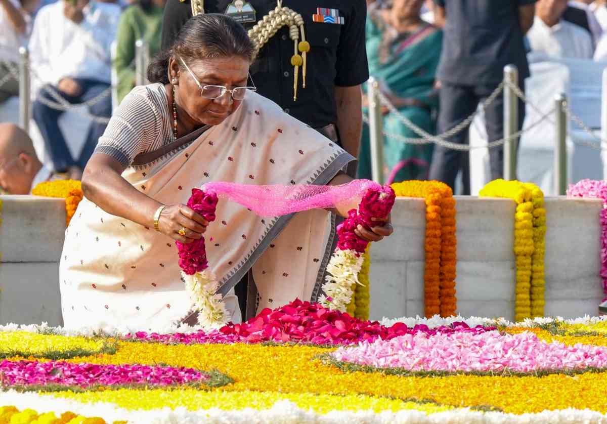 राष्ट्रपति द्रौपदी मुर्मू ने गांधी जयंती के मौके पर राजघाट पहुंच उन्हें श्रद्धांजलि दी और पुष्प अर्पित किए.