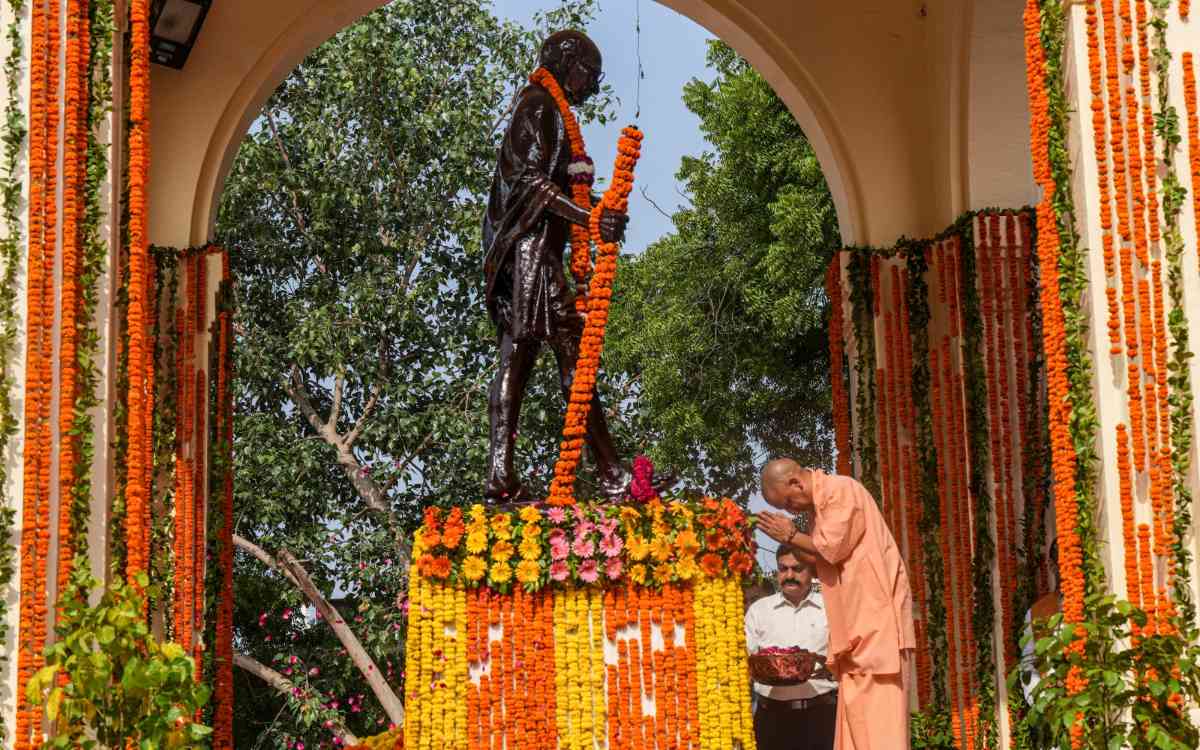 उत्तर प्रदेश के मुख्यमंत्री योगी आदित्यनाथ ने भी बापू को श्रद्धांजलि अर्पित की.