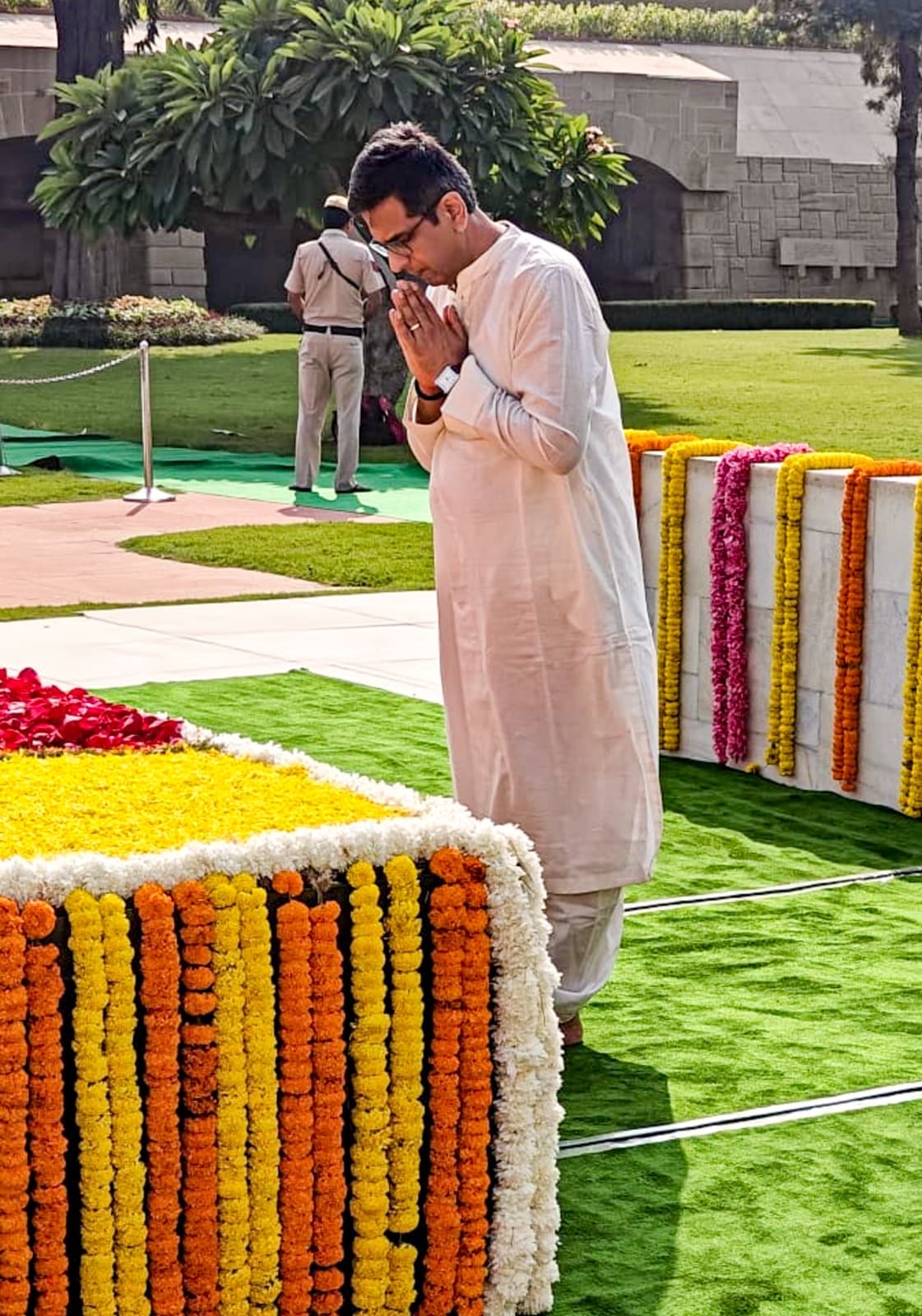 सीजेआई डीवाई चंद्रचूड़ भी महात्मा गांधी की जयंती पर उन्हें श्रद्धांजलि देने के लिए राजघाट पहुंचे.