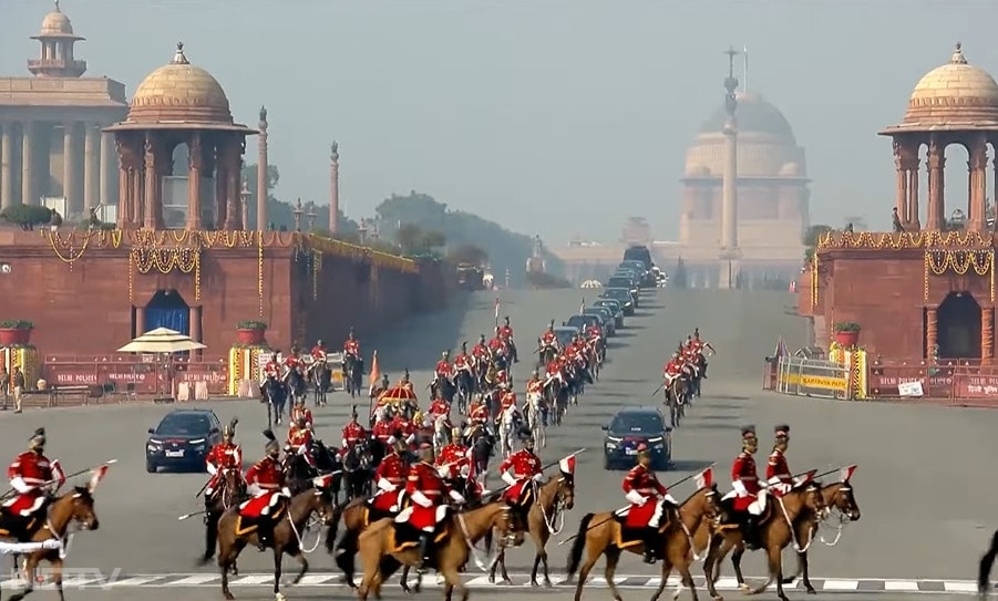 राष्ट्रपति के अंगरक्षक और बग्गी में घोड़ों की कुल संख्या 55 होती है.  दो घोड़े कमांडिंग ऑफिसर के चार्जर होते हैं.