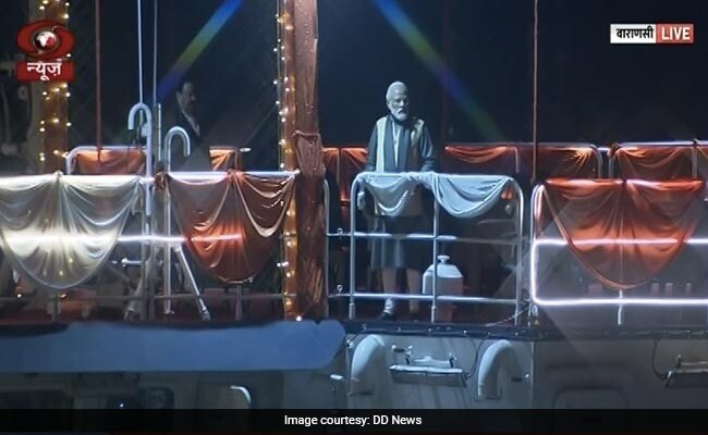 प्रधानमंत्री नरेंद्र मोदी क्रूज पर सवार होकर गंगा आरती देखने पहुंचे थे.