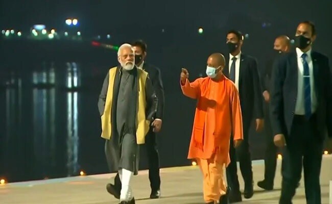 प्रधानमंत्री नरेंद्र मोदी के साथ यूपी के सीएम योगी आदित्यनाथ भी नज़र आए.