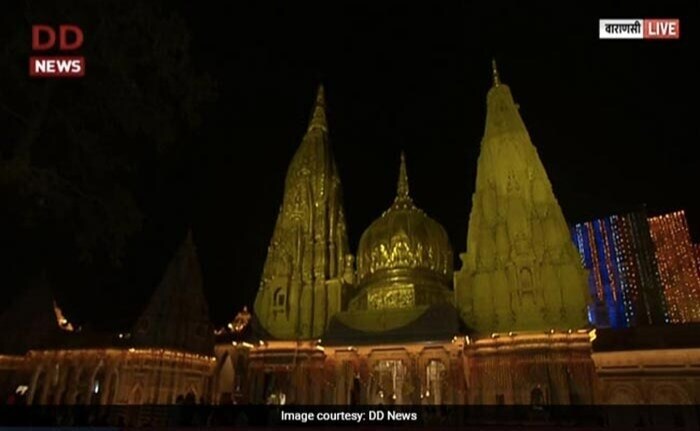 काशी विश्‍वनाथ मंदिर की खूबसूरती देखते ही बन रही थी.  फोटो: पीटीआई