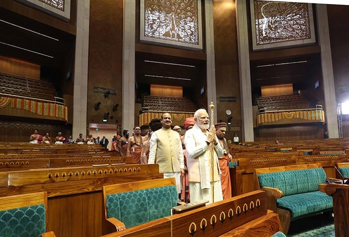 New Parliament Inauguration: प्रधानमंत्री नरेंद्र मोदी ने नए संसद भवन का किया उद्घाटन, श्रमिकों को किया सम्मानित