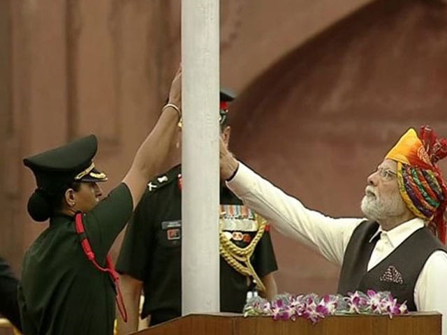 Photo : आज़ादी के 77 साल: प्रधानमंत्री मोदी ने लगातार 10वीं बार लाल किले पर फहराया तिरंगा