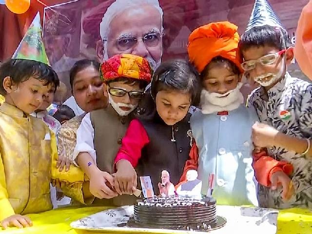 Photo : प्रधानमंत्री मोदी का आज 73वां जन्मदिन, स्कूलों से लेकर मंदिरों तक खास अंदाज़ में मनाया गया पीएम का बर्थडे, देखें तस्वीरें