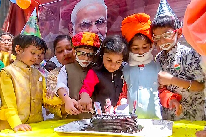 प्रधानमंत्री मोदी का आज 73वां जन्मदिन, स्कूलों से लेकर मंदिरों तक खास अंदाज़ में मनाया गया पीएम का बर्थडे, देखें तस्वीरें