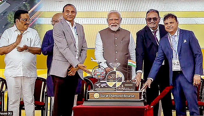 प्रधानमंत्री मोदी ने सूरत डायमंड बोर्स और नए टर्मिनल भवन का किया उद्घाटन, गुजरात वासियों को दी बधाई