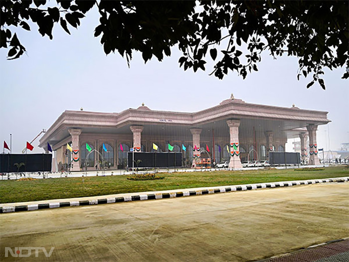 PM Modi Ayodhya Visit: राम की नगरी अयोध्या पहुंचे प्रधानमंत्री मोदी,  रेलवे स्टेशन और एयरपोर्ट का करेंगे उद्घाटन