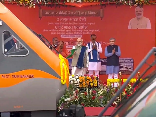 Photo : PM Modi Ayodhya Visit: प्रधानमंत्री मोदी ने अयोध्या धाम जंक्शन और एयरपोर्ट का किया उद्घाटन, नई ट्रेनों को दिखाई हरी झंडी