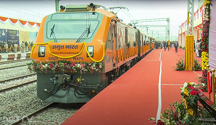 PM Modi Ayodhya Visit: प्रधानमंत्री मोदी ने अयोध्या धाम जंक्शन और एयरपोर्ट का किया उद्घाटन, नई ट्रेनों को दिखाई हरी झंडी