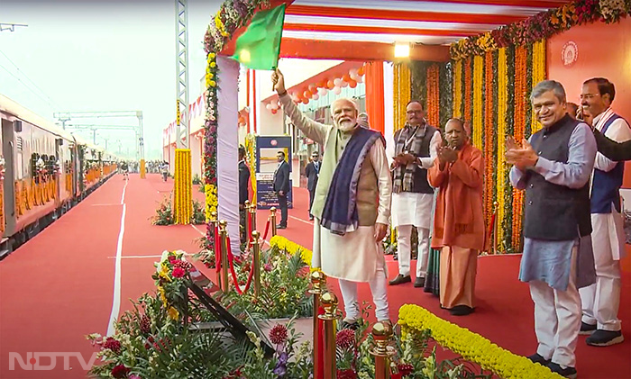 PM Modi Ayodhya Visit: प्रधानमंत्री मोदी ने अयोध्या धाम जंक्शन और एयरपोर्ट का किया उद्घाटन, नई ट्रेनों को दिखाई हरी झंडी