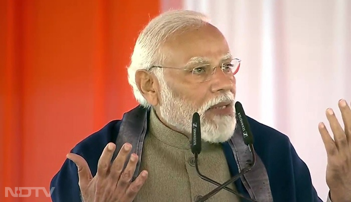 PM Modi Ayodhya Visit: प्रधानमंत्री मोदी ने अयोध्या धाम जंक्शन और एयरपोर्ट का किया उद्घाटन, नई ट्रेनों को दिखाई हरी झंडी