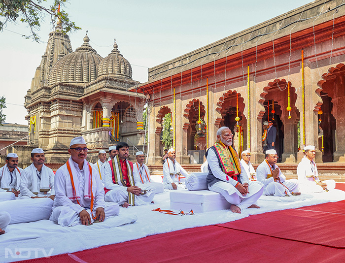 प्रधानमंत्री ने मंदिर की प्रदक्षिणा (परिक्रमा) की और 'भजन-कीर्तन' में भाग लिया. इस दौरान उन्होंने अन्य भक्तों के साथ झांझ-मजीरे बजाए. फोटो: पीटीआई