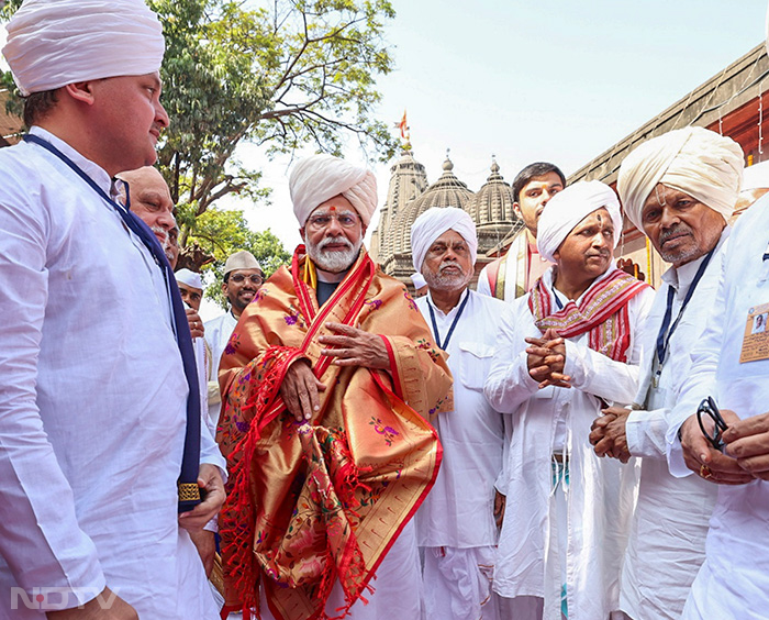 मंदिर के न्यासी सदस्यों ने उन्हें शॉल, प्रशस्ति पत्र, स्मृति चिन्ह, भगवान राम की चांदी की मूर्ति और मंदिर के देवताओं भगवान राम, सीता एवं लक्ष्मण की तस्वीरें देकर सम्मानित किया. फोटो: पीटीआई