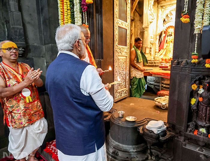 पीएम मोदी ने मंदिर में भगवान गणेश और भगवान राम का 'पूजन' एवं 'आरती' की जिसमें मुख्य पुजारी, महंत सुधीरदास पुजारी ने अनुष्ठान कराया. फोटो: एएनआई