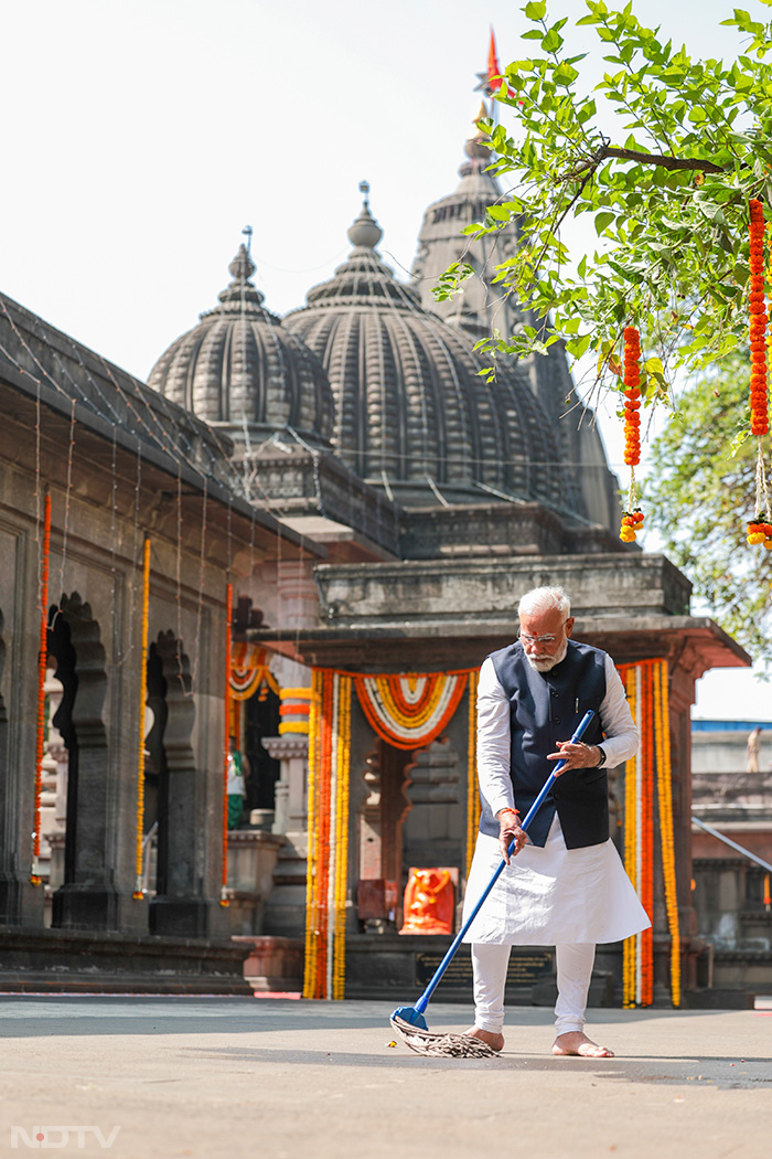 रोड शो करने के बाद पीएम मोदी ने राम कथा कुंड और कालाराम मंदिर में अनुष्ठान किया. मंदिर में पीएम ने 'स्वच्छता अभियान' के तहत साफ-सफाई भी की. फोटो: पीटीआई