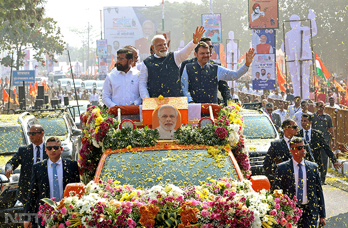 इस रोड शो में पीएम के साथ महाराष्ट्र के सीएम एकनाथ शिंदे, डिप्टी सीएम देवेंद्र फडणवीस और डिप्टी सीएम अजीत पवार भी मौजूद थे. फोटो: एएनआई