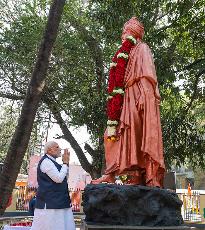 प्रधानमंत्री नरेंद्र मोदी नासिक में स्वामी विवेकानन्द को उनकी जयंती पर श्रद्धांजलि अर्पित करते हुए. फोटो: पीटीआई