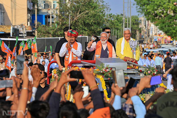 प्रधानमंत्री मोदी का राजस्थान के दौसा में रोड शो, फूल बरसाते और नारे लगाते नजर आए समर्थक