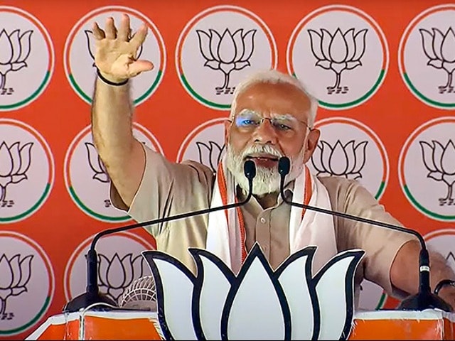Photo : प्रधानमंत्री मोदी ने अलीगढ़ रैली में कहा, विकसित भारत की चाबी जनता के पास