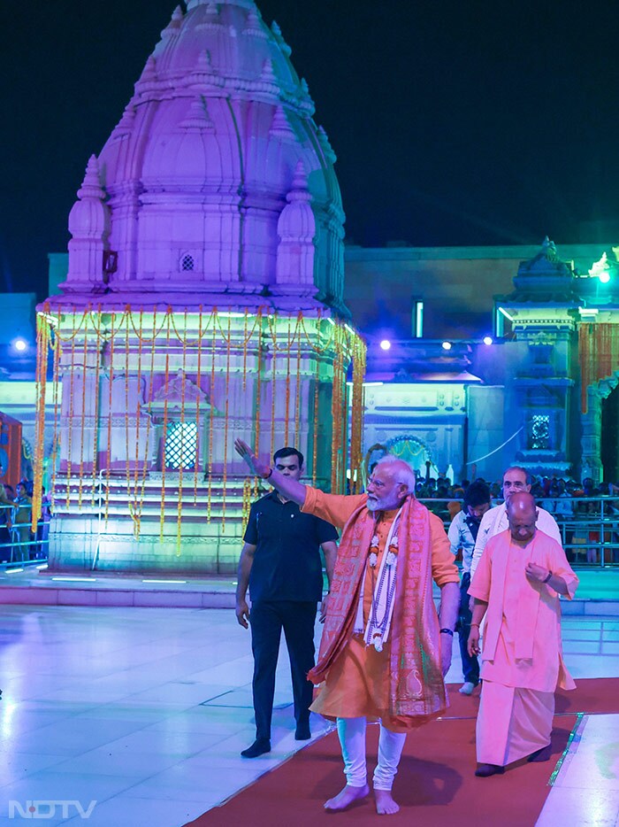 प्रधानमंत्री ने इस दौरान कॉरिडोर में उपस्थित लोगों का हाथ हिला कर अभिवादन किया. फोटो: PTI