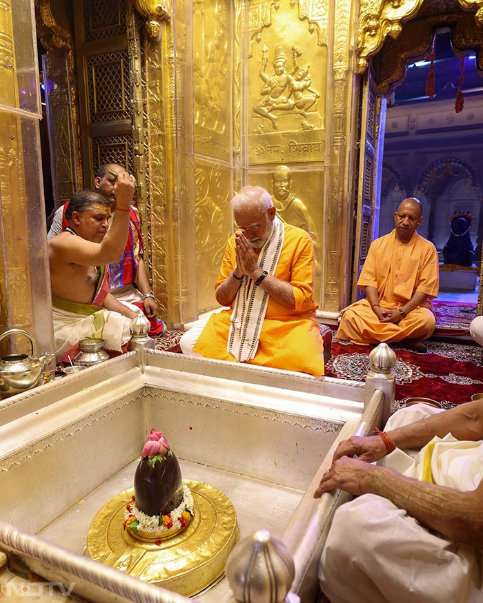 श्री काशी विश्वनाथ मंदिर में प्रधानमंत्री को मंदिर के अर्चकों ने विधि विधान से मंत्रोच्चार के साथ पूजन कराया. फोटो: PTI