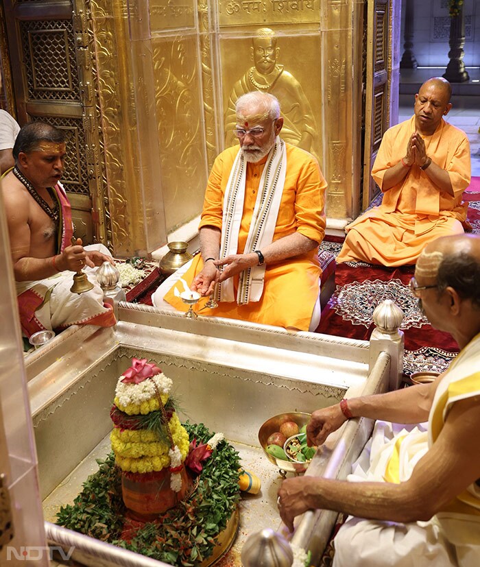 पूजन के दौरान प्रधानमंत्री ने दही, केसर युक्त दूध, घी, और जल से 'बाबा' का अभिषेक किया और जीत के लिए आशीर्वाद मांगा. फोटो: PTI