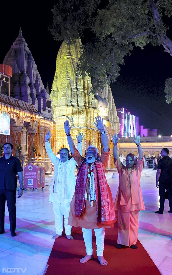 पूजन के दौरान प्रधानमंत्री ने दही, केसर युक्त दूध, घी, और जल से 'बाबा' का अभिषेक किया और जीत के लिए आशीर्वाद मांगा. फोटो: PTI