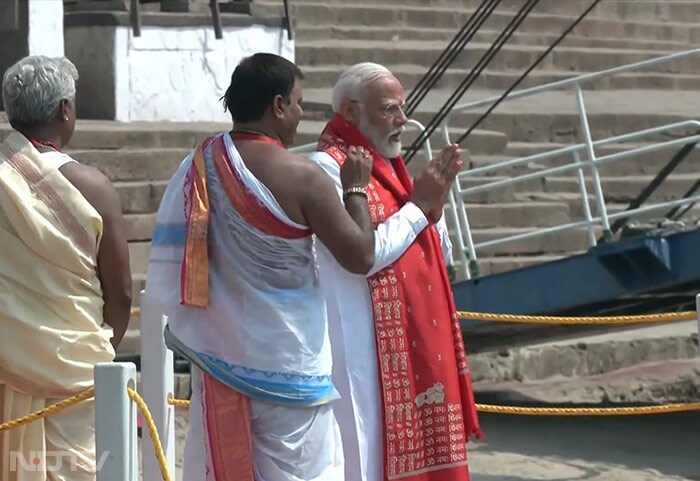 मंत्रोच्चार के बीच प्रधाानमंत्री नरेंद्र मोदी ने यहां पूजा-अर्चना की.